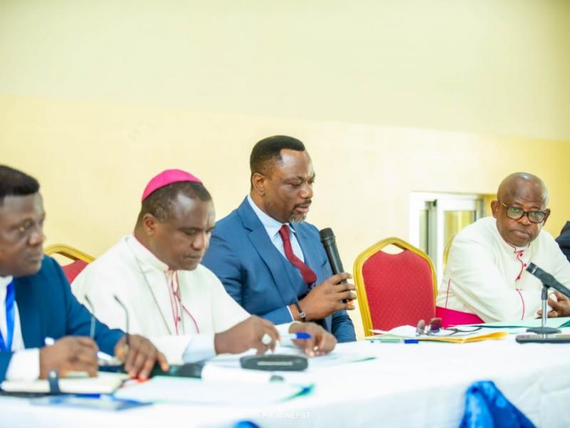 Le ministre de l'EPST Tony  Mwaba lors du lancement de la session de concertation des coordinnateurs  des écoles conventionnées catholiques