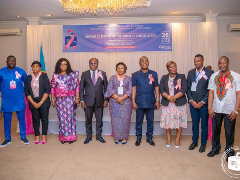 Le vice-président de la CENI, Didi Manara et quelques agents et cadres de la centrale électorale lors de la journée de sensibilisation au cancer du sein