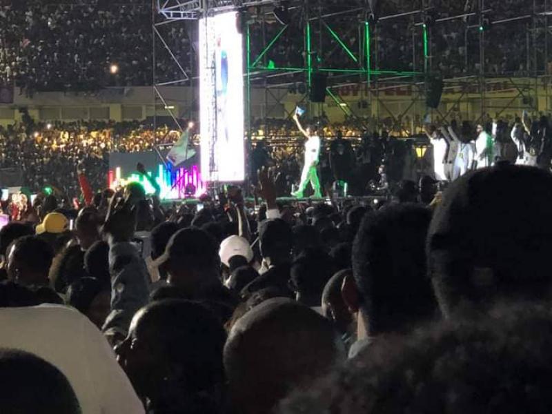 L'entrée de Fally Ipupa devant une multitude de fans réunie au stade des martyrs