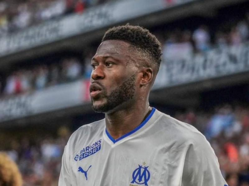 Chancel Mbemba en pleine célébration d'un but avec ses coéquipiers de l'OM. [Photo d'illustration]