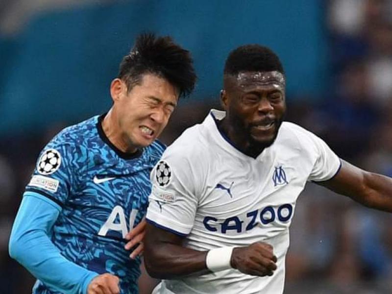 Chancel Mbemba en duel avec l'attaquant sud-coréen de Tottenham, Heung-Min Son. [Photo d'illustration]