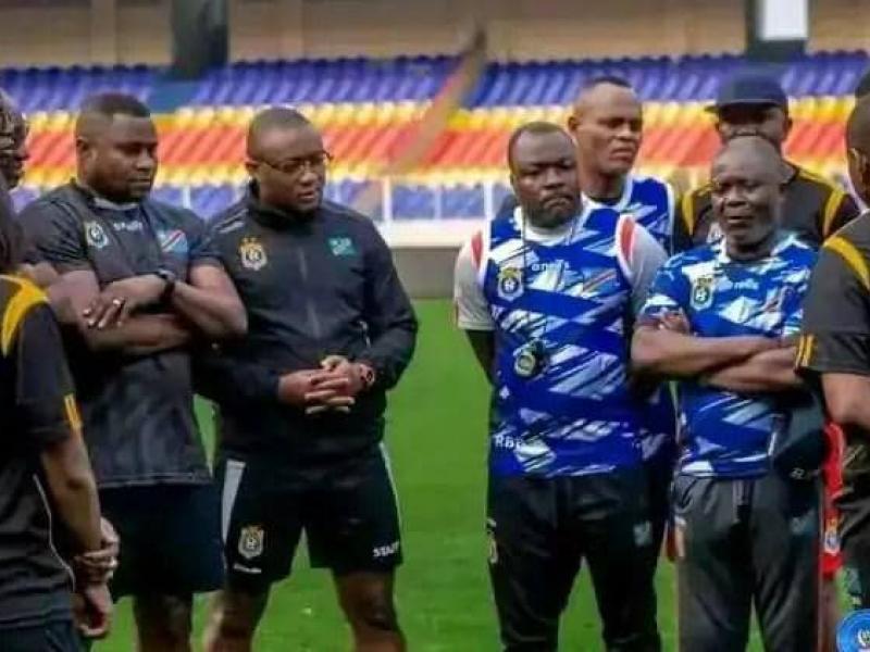 Bertin Maku aux côtés du sélectionneur Otis Ngoma et d'autres membres du staff technique de l'équipe nationale A' [Photo d'illustration]