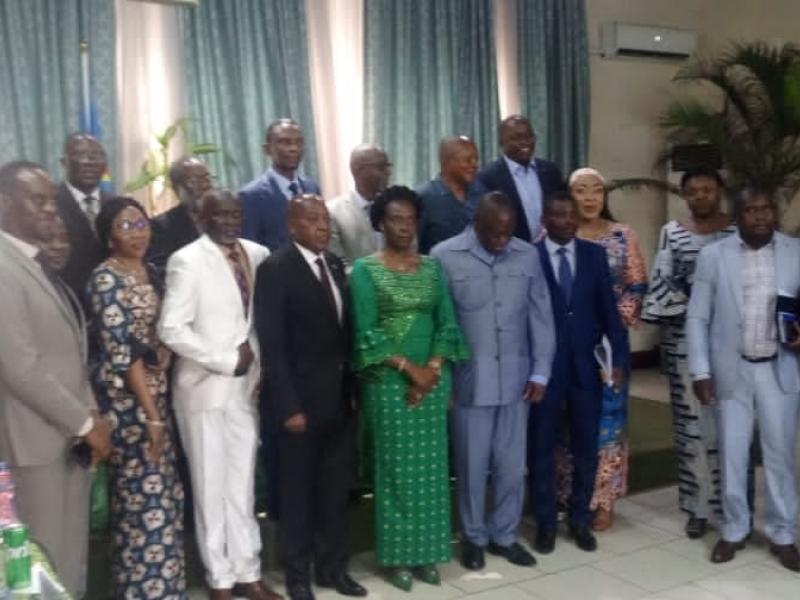 Adèle Kayinda, ministre d'État en charge du Portefeuille entourée des députés nationaux du Tanganyika et du Haut-Lomami