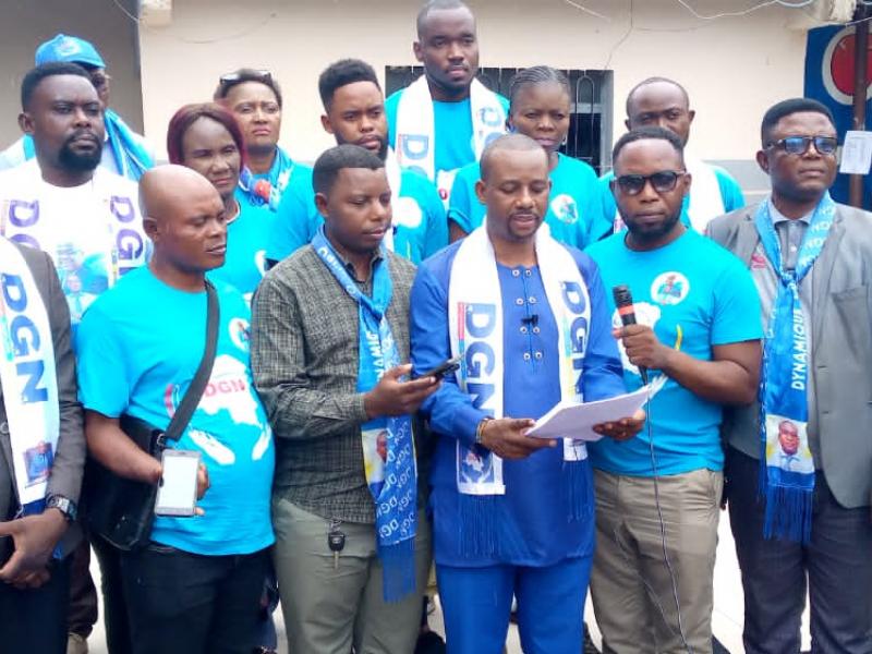 Ricky Nzuzi Loya, Communicateur et porte-parole de Dynamique Guylain Nyembo Asbl , entouré de quelques membres de la structure