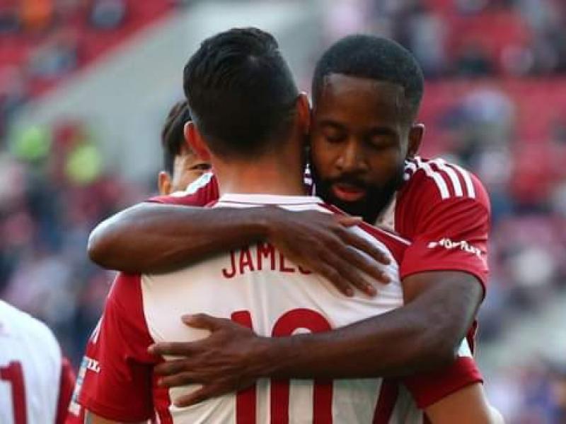 Cédric Bakambu en pleine célébration d'un but avec James Rodriguez. [Photo d'illustration]