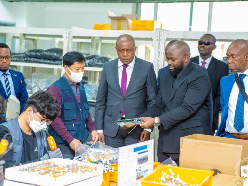Le président de la CENI Denis Kadima lors de sa visite d'inspection à Miru Systems