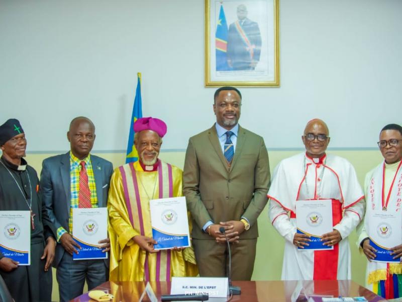 Le ministre de l'EPST le Professeur Tony Mwaba au milieu des Représentants des confessions religieuses