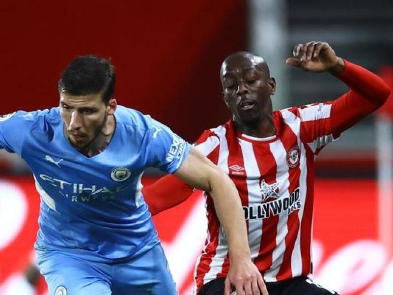 Yoane Wissa en duel avec le défenseur de Man City, Ruben Dias. [Photo d'illustration]