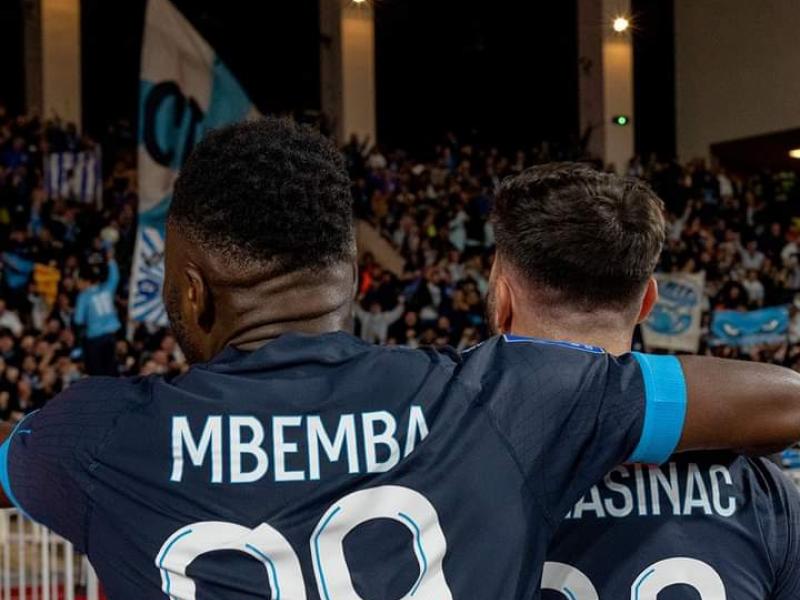 Mbemba en pleine célébration d'un but avec Kolasinac au stade Louis ll de Monaco.