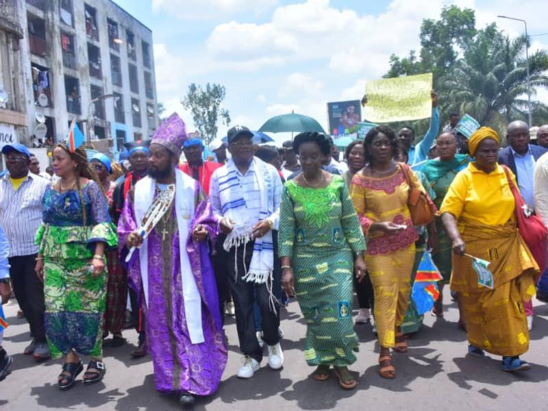 La Princesse Adèle Kayinda Mayina (quatrième personne à gauche) en pleine marche de soutien aux FARDC