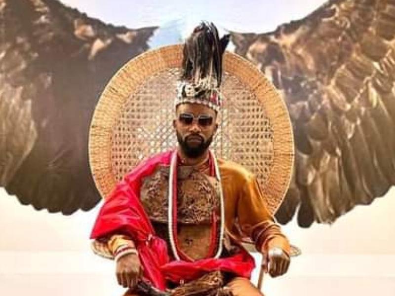 Fally Ipupa lors de son intronisation comme prince de la culture Anamongo.