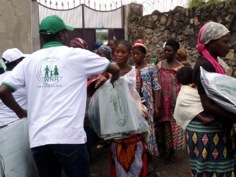 Les déplacés de Kanyaruchinya reçoivent des bâches leur offertes par l'organisation World Needs and Help