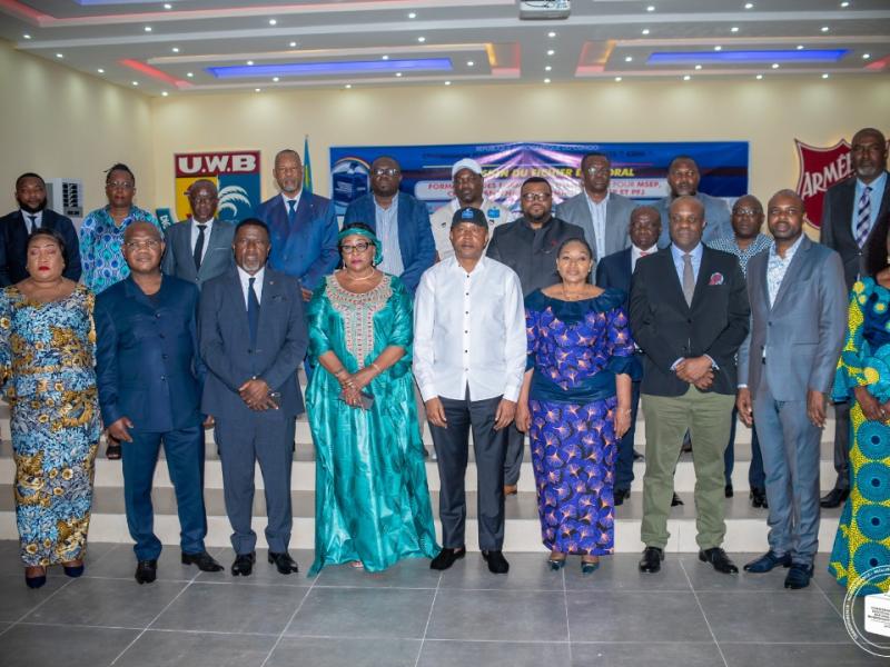 Le président de la CENI, Denis Kadima et le cadres et agents de la centrale électorale lors du lancement, ce dimanche 20 novembre, du niveau 2 de la formation du personnel de la CENI
