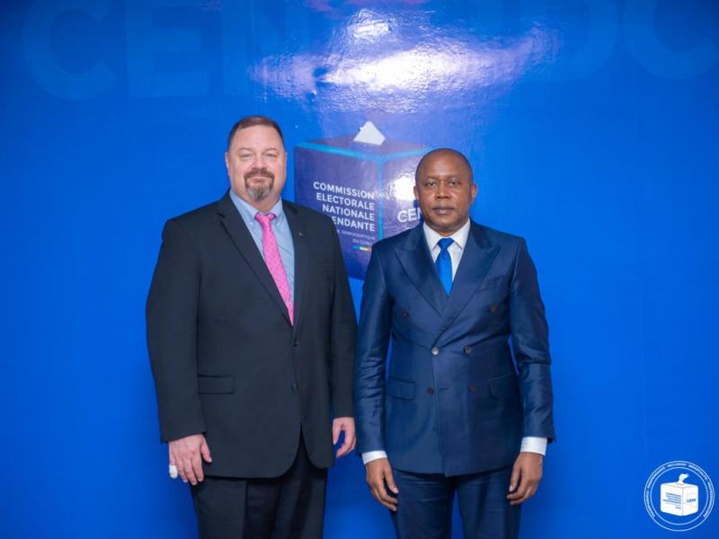 Le directeur pays de l'USAID, John Dunlop et le président de la CENI, Denis Kadima Kazadi