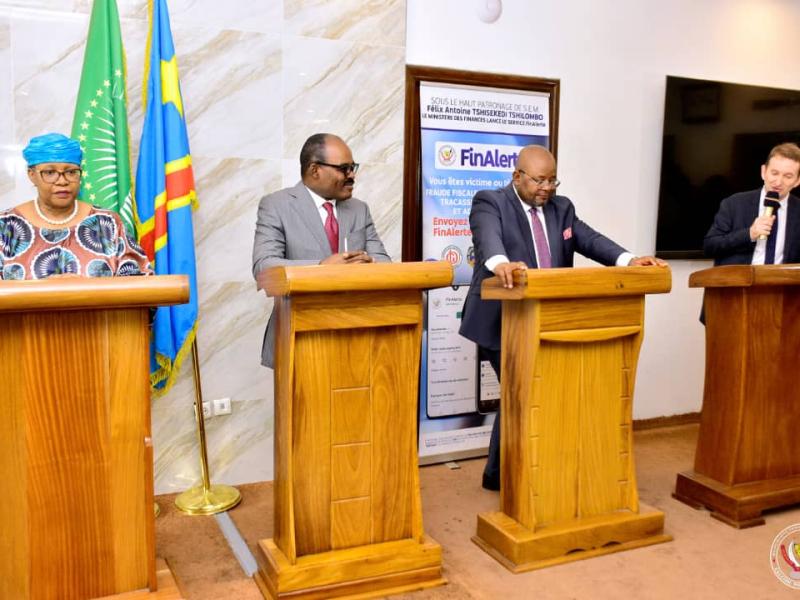 De gauche à droite, Malangu Kabedi (Gouverneure de la Banque Centrale du Congo, Nicolas Kazadi (Ministre des finances), Aimé Boji Sangara (Ministre d'État en charge du budget) et le  représentant pays du FMI.