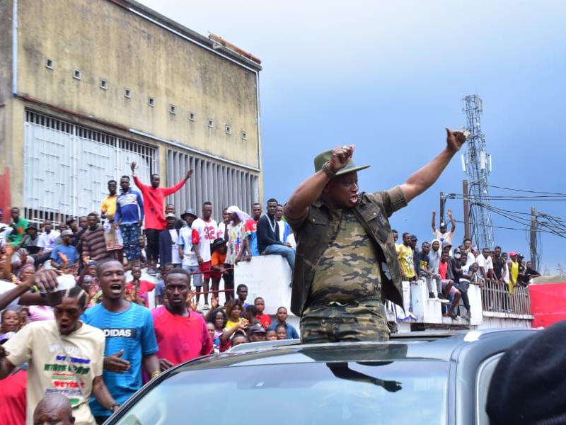 Chérubin Okende saluant la foule à son arrivée au stade Cardinal Malula