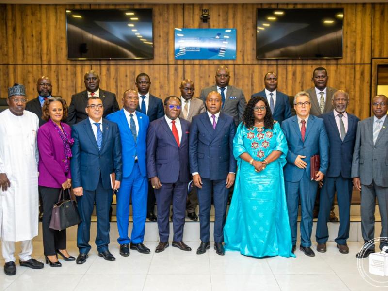 Un groupe d'ambassadeurs africains en RDC pose avec le président de la CENI Denis Kadima et le deuxième vice-président Didi Manara