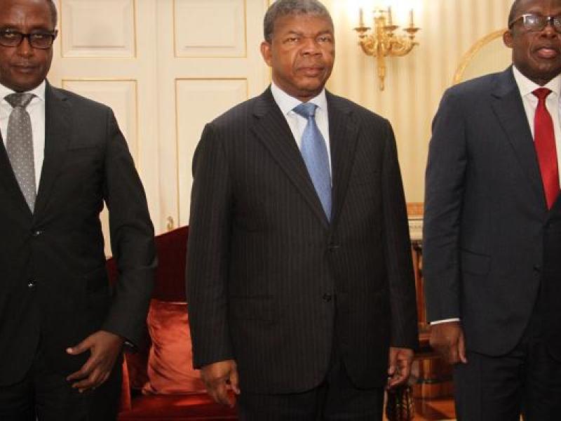 De gauche à droite, le ministre rwandais des affaires étrangères Vincent Biruta, le président angolais Joao Lourenço et le vice-premier ministre congolais des affaires étrangères Christophe Lutundula