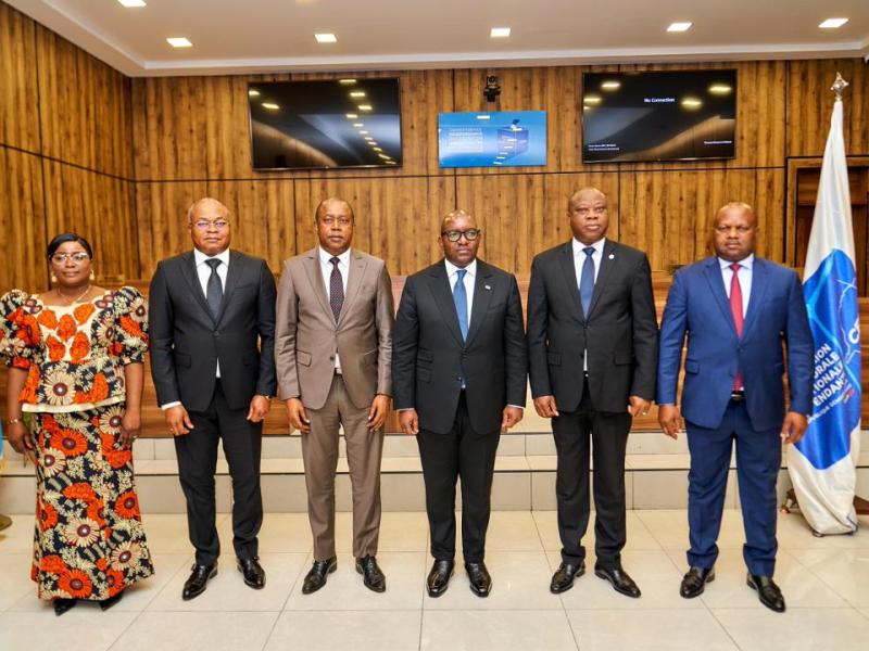 Le Premier ministre, Sama Lukonde pose avec le président de la CENI, Denis Kadima, en présence de deux membres de son cabinet et les deux membres du bureau de la centrale électorale, mardi 20 décembre 2022