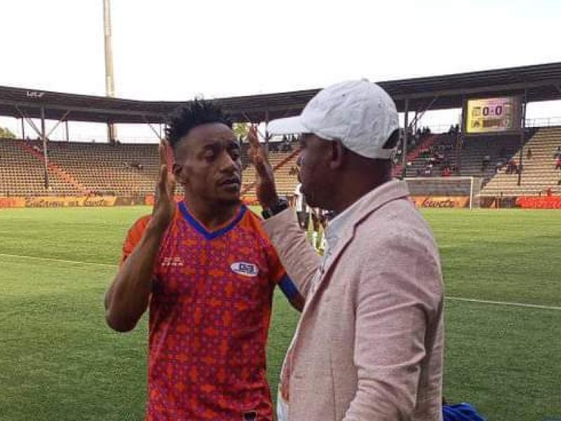 Ley Matampi et l'entraîneur de la JSG Bazano, au stade TP Mazembe de Kamalondo.
