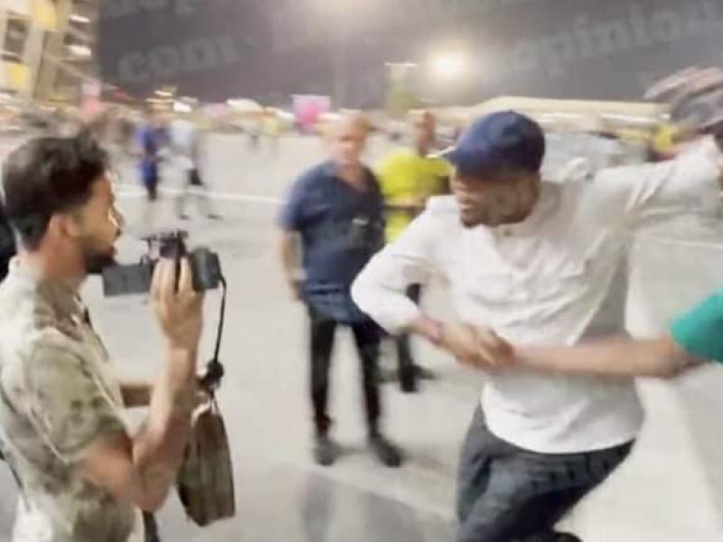 Samuel Eto'o agresse le youtubeur algérien Sadouni SM à Doha.