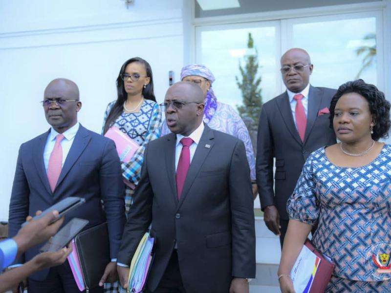 Le ministre du plan Christian Mwando entrain de faire le compte rendu de la réunion hebdomadaire du comité de conjoncture tenu, ce mercredi 07 décembre