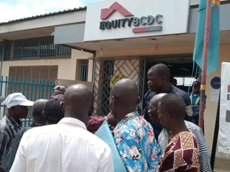 Les agents et cadres de l' Assemblée Provinciale du Kasaï en sit-in devant Equity Bank