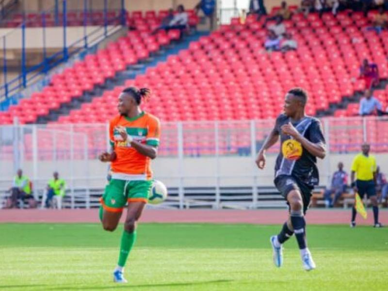 Un joueur du FC Renaissance en duel avec celui du TP Mazembe, au stade des martyrs de Kinshasa.