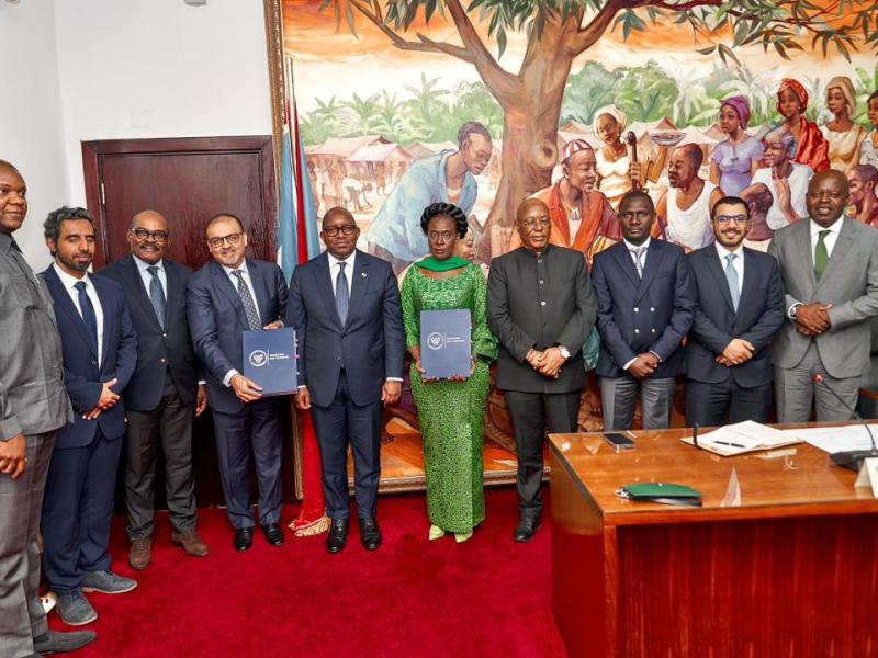 Photo de famille après la signature d'un contrat de partenariat entre les Emirats Arabes Unis et la RDC sous la supervision du Premier ministre, Sama Lukonde, samedi 10 décembre