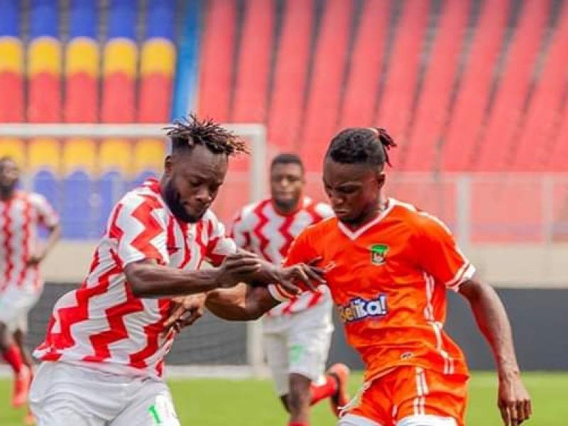 Un joueur du DCMP en duel avec celui du FC Renaissance.