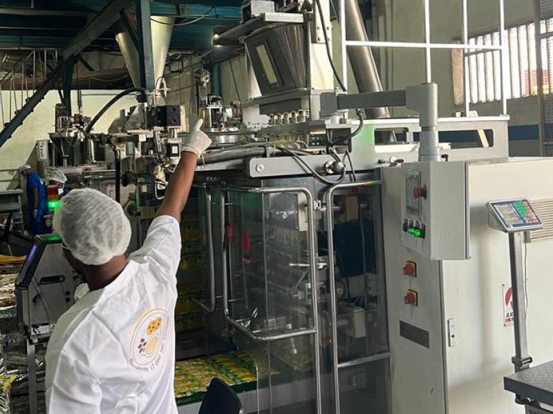 Un agent de Golden Milk travaillant dans la salle des machines et de vérification de la qualité