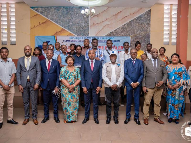 Le président de la CENI, Denis Kadima et quelques participants au niveau 4 dea cascade de formation du personnel dans l'aire opérationnelle 1