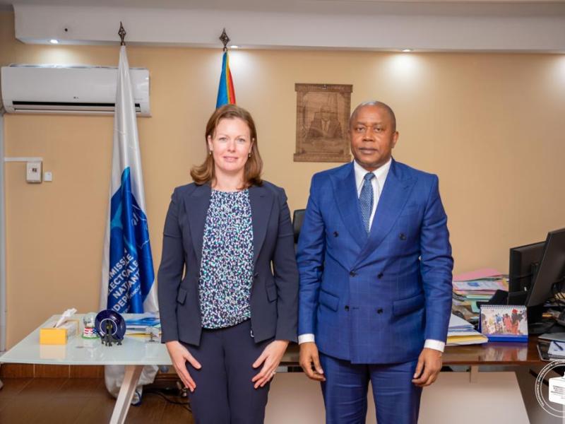 Le Président de la CENI Denis Kadima et Mme Emily Maltman, ambassadeur du Royaume-Uni