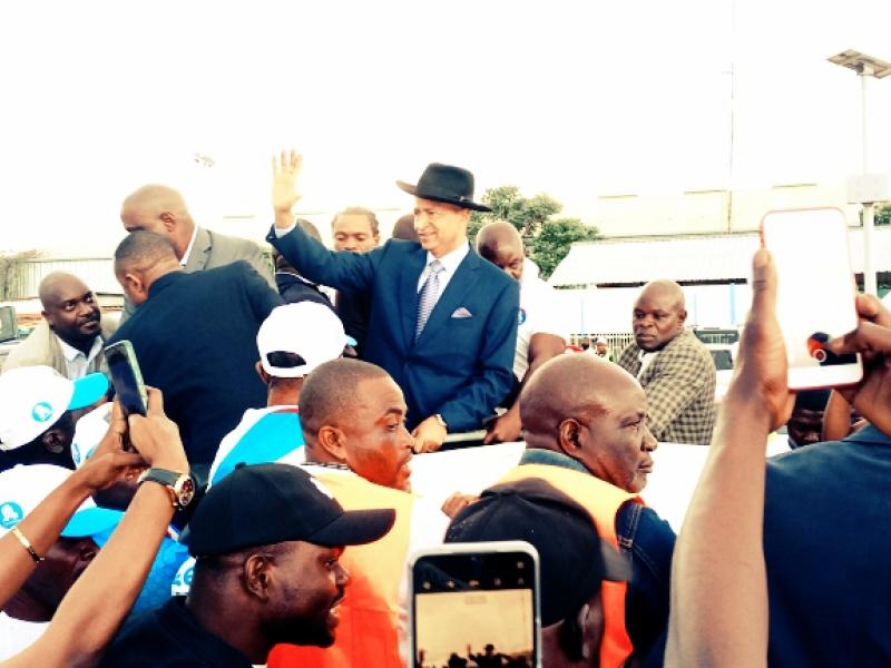 Moïse Katumbi sur le boulevard M'siri à bord d'un pickup
