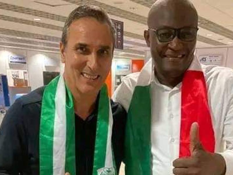 L'entraîneur portugais, Joao Mota et le manager du DCMP, Roger Lukaku.