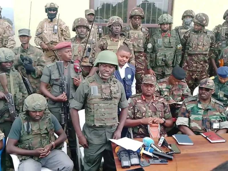 Les rebelles du M23 entouré ici par la force régionale de l'EAC à kibumba dans un point de presse annonçant leur départ