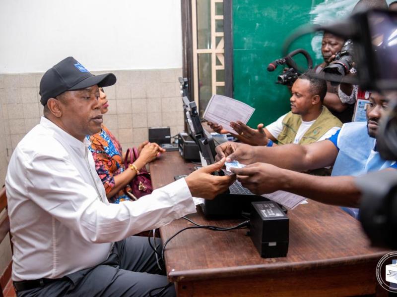 Le Président de la CENI, Denis Kadima au centre d'enrôlement des électeurs à l'Athénée de la Gombe