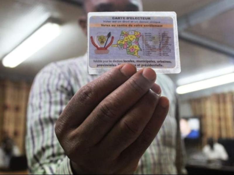 Présentation de la carte d'électeur de 2017 en RDC [Photo d'illustration]