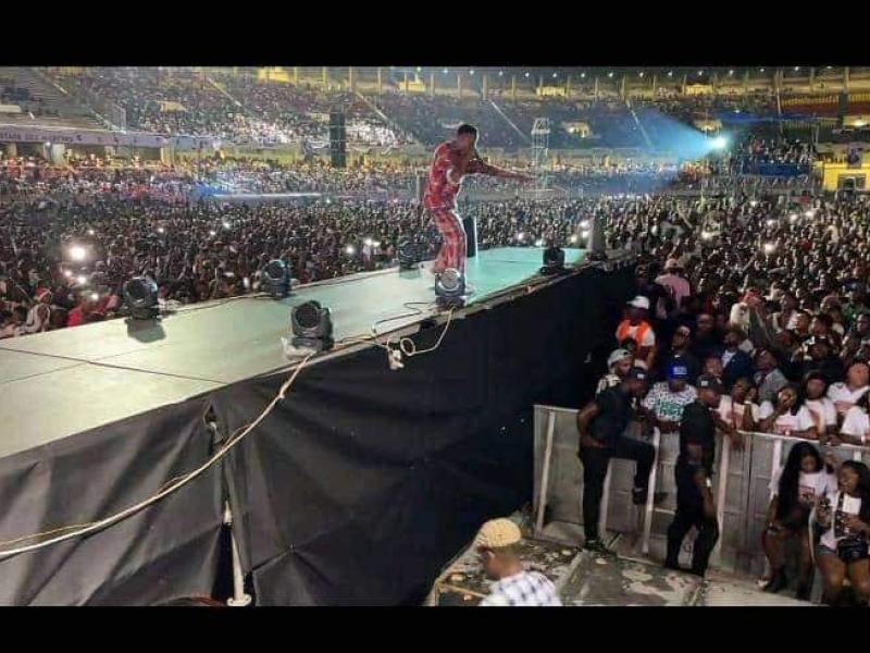 L'artiste musicien Héritier Watanabe lors de sa production au stade des martyrs, dimanche 25 décembre