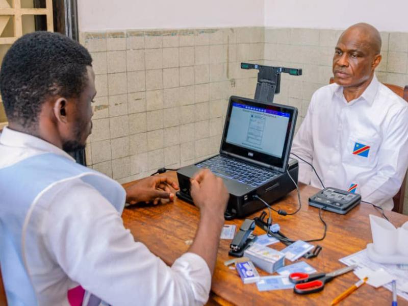 Martin Fayulu entrain de se faire enrôler à l'Institut de la Gombe