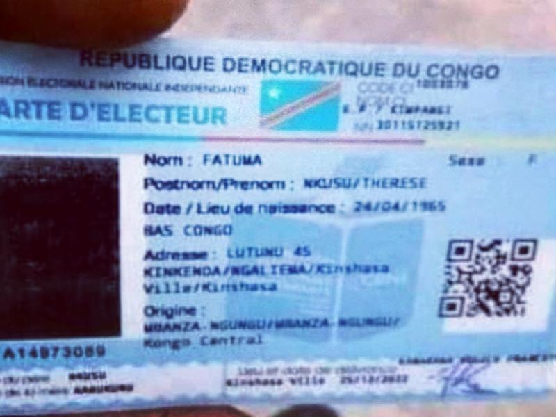 Une carte d'électeur dont la photo est pratiquement invisible