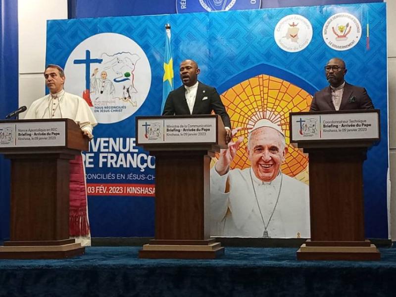 De gauche à droite, le nonce apostolique, Mgr Ettore Belestrero, le ministre des médias Patrick Muyaya et Jésus-Noël Sheke, coordonateur technique du site de Ndolo lors d'un briefing, lundi 09 janvier 2023