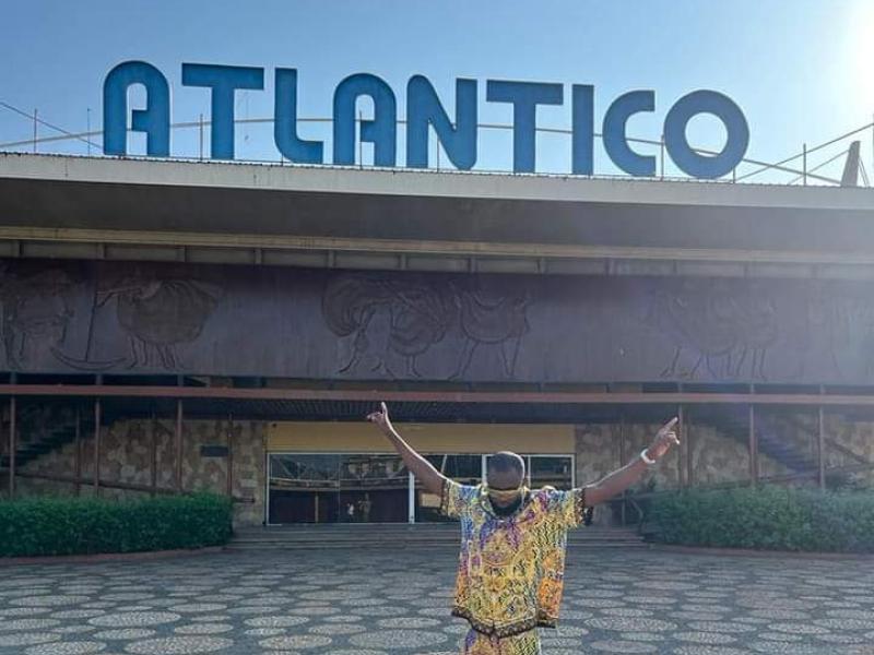 L'artiste musicien, Fabregas devant le ciné atlantico de Luanda. [Photo d'illustration]