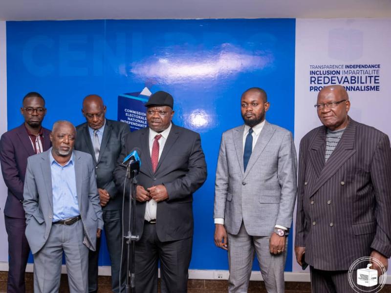 Lisanga Bonganga accompagné des membres de son parti après la rencontre avec le bureau de la CENI, lundi 02 janvier 2022