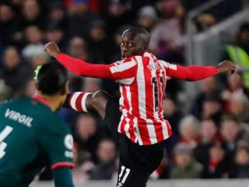 Yoane Wissa face au défenseur de Liverpool, Virgil.