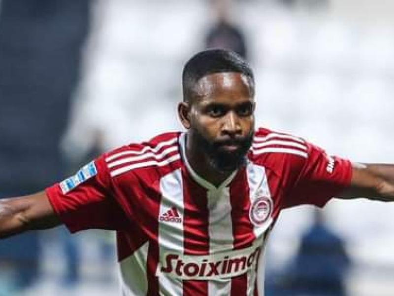 Cédric Bakambu en pleine célébration d'un but.