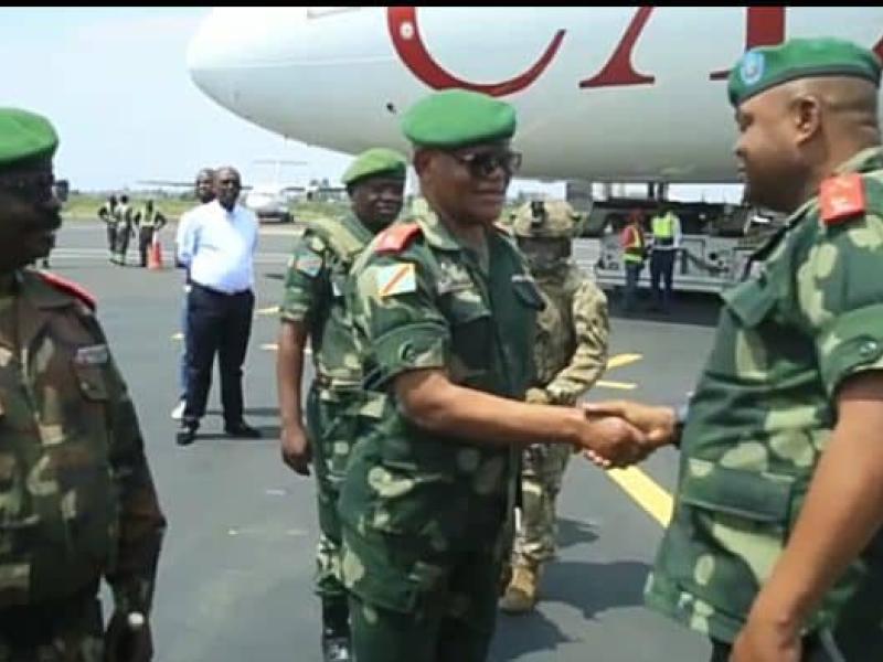 Le chef d'état major général des FARDC Christian Chiwewe reçu par le gouverneur du Nord-Kivu à l'aéroport international de Goma