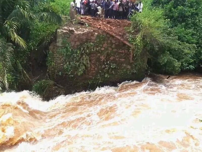 Le pont Lova dans le Kasaï coupé en deux