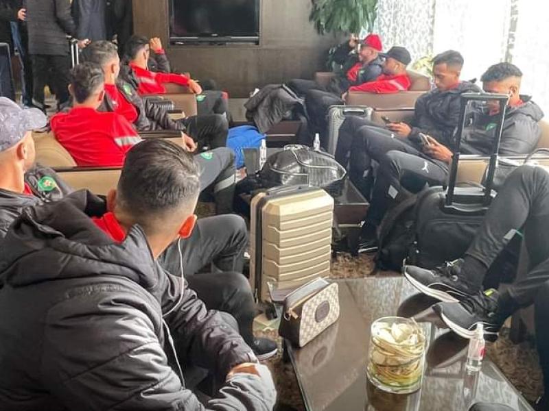 Les Lions de l'Atlas U23 locaux à l'aéroport de Rabat en partance pour Constantine.