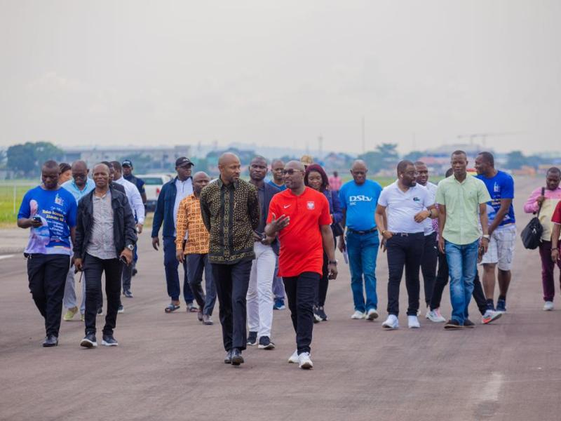 Le ministre Patrick Muyaya entouré de quelques journalistes lors de sa visite sur le site de Ndolo.